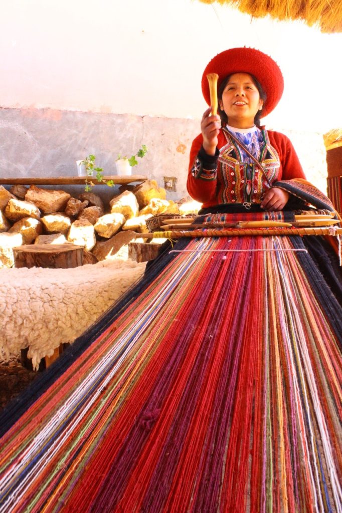 Peru quechua woman handmade goods loom sacred valley - Wine4Food