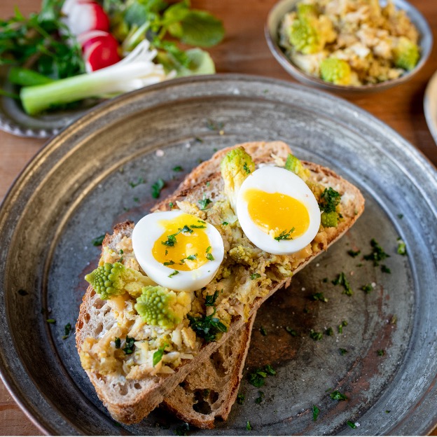 Open-Faced Sourdough Sandwich with Romanesco, Cheese and Soft-Boiled Eggs - Wine4Food