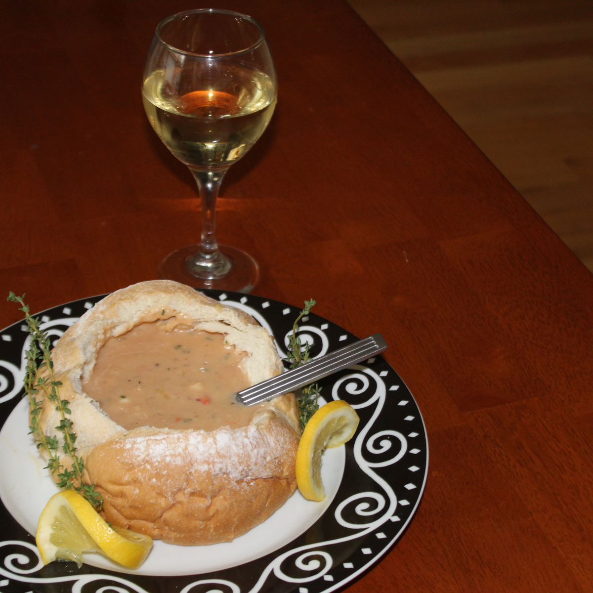 Lobster Bisque en Bread Bowl Wine4Food
